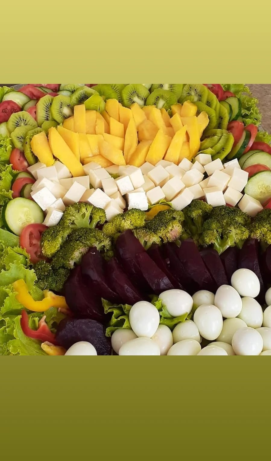 prato ou bandeja decorativa de salada com manga, kiwi, queijo, brócolis, beterraba, ovos de codorna, tomate, p